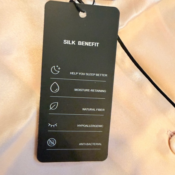 Silksilky 100% Silk Collared Short Sleeve
Pajama Set Size Small - Picture 4 of 6